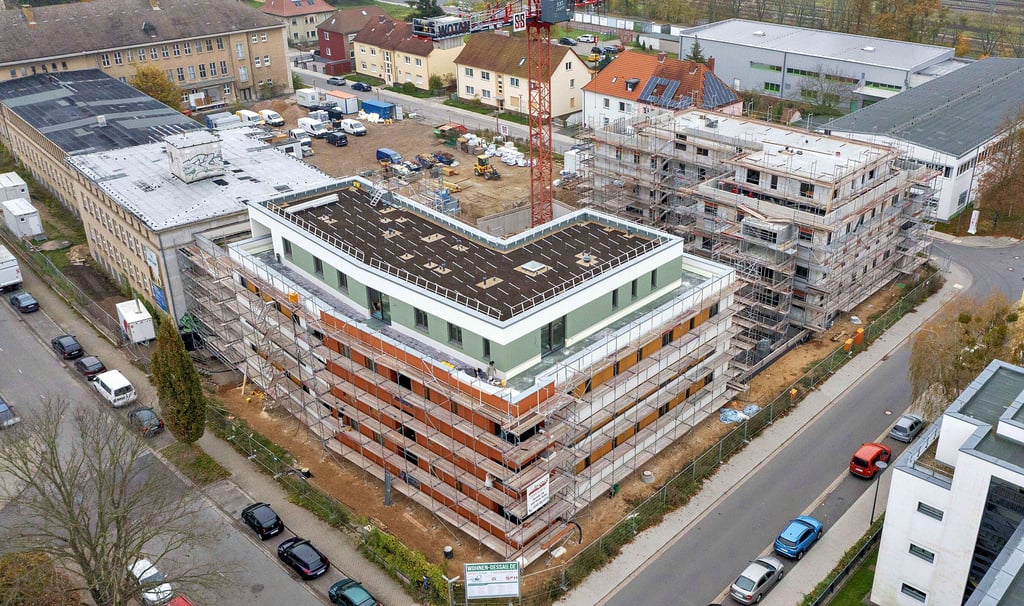 Blick von oben auf das neue Jahn Carré in Dessau-Ziebigk zwischen Jahn-, Liebknecht- und Luxemburgstraße.