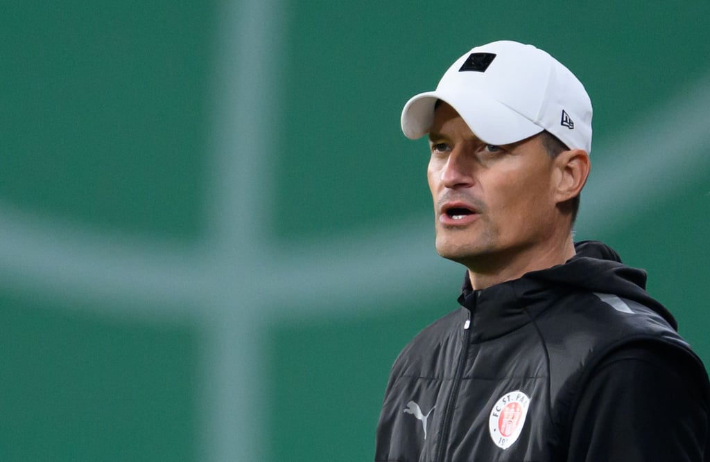 Doppelte Freude vor dem Bayern-Spiel: FC St. Paulis Trainer Alexander Blessin.