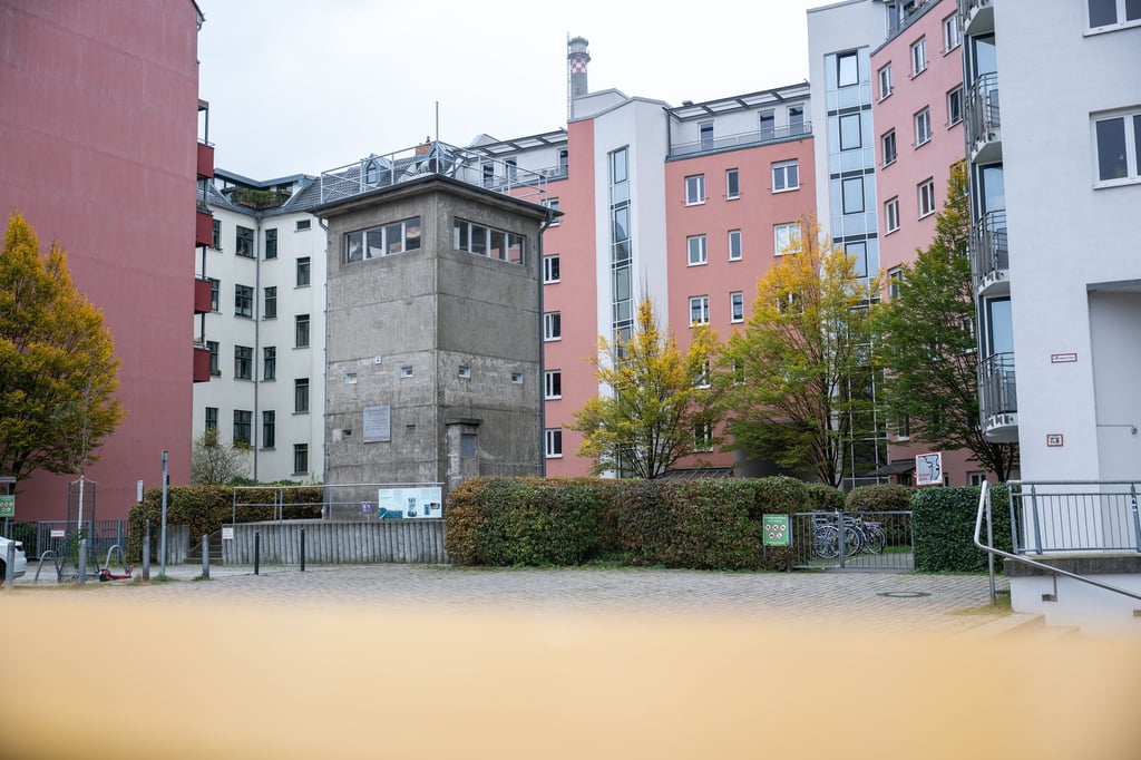 Umrahmt von Wohngebäuden: Der ehemalige Wachturm steht am Kieler Eck in Berlin Mitte.