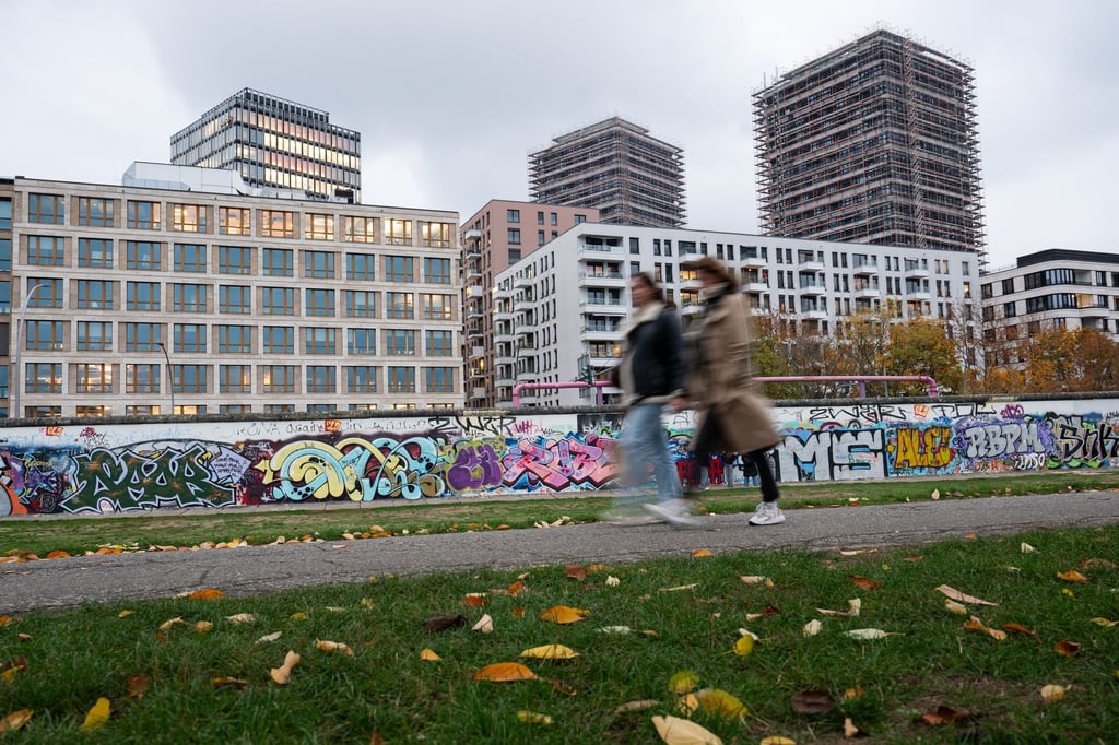 An der East Side Galerie am Ostbahnhof prangen bis heute aufwendige Kunstwerke auf dem Beton, inzwischen mehrfach saniert.