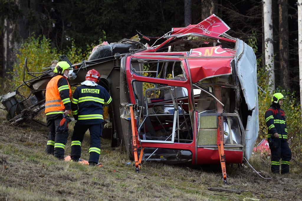 Die abgestürzte Kabine nach dem Seilbahnunglück vom 31. Oktober 2021 am Jested in Tschechien. (Archivbild)