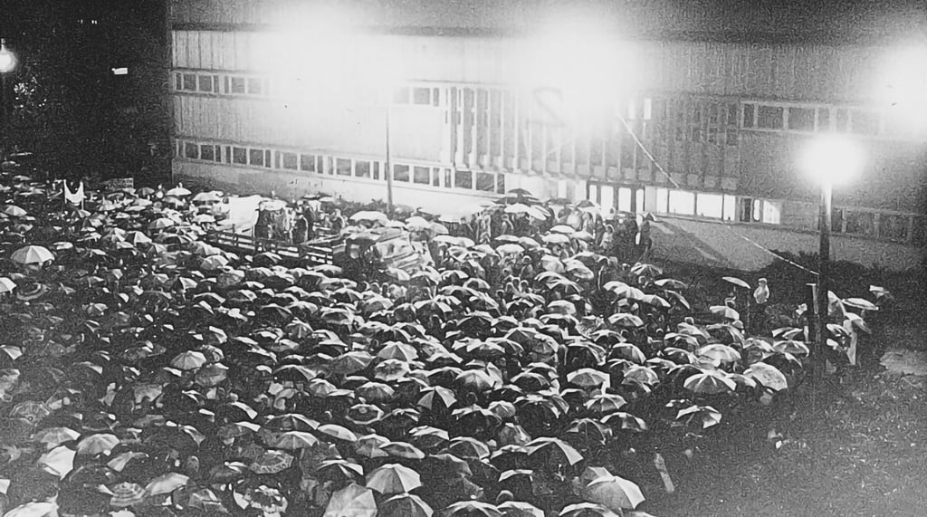 Am Platz des Friedens hatten sich am 6. November 1989 Bewohner von Burg bei einer Versammlung mit 3.000 Teilnehmern Luft gemacht.