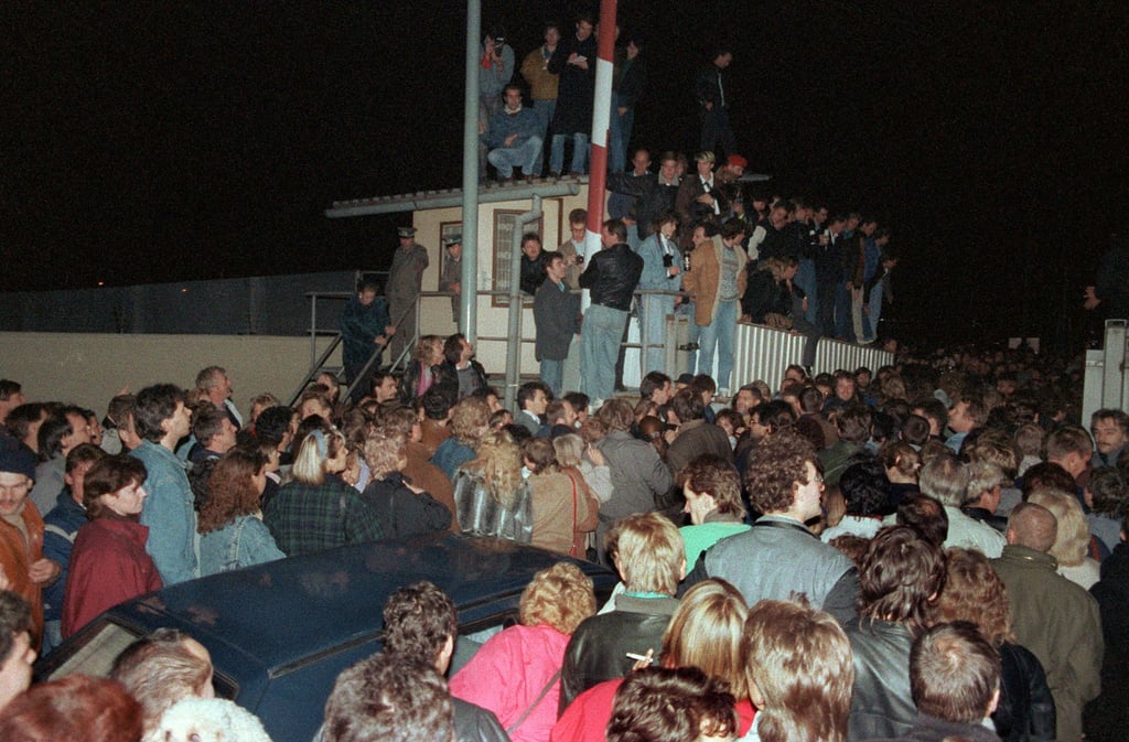 Am 9. November 1989 wollten viele DDR-Bürger mit eigenen Augen sehen, ob die Grenzen wirklich offen sind. (Archivbild)