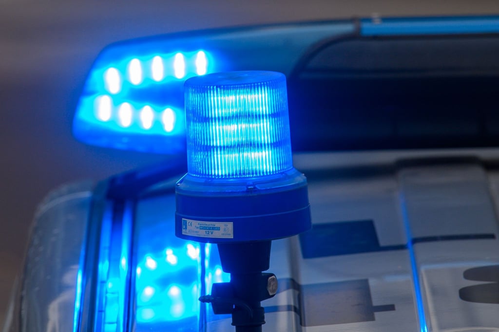 Die Polizei ermittelt, nachdem unbekannte Täter Buttersäure in zwei Gebäuden in Magdeburg verschüttet haben.