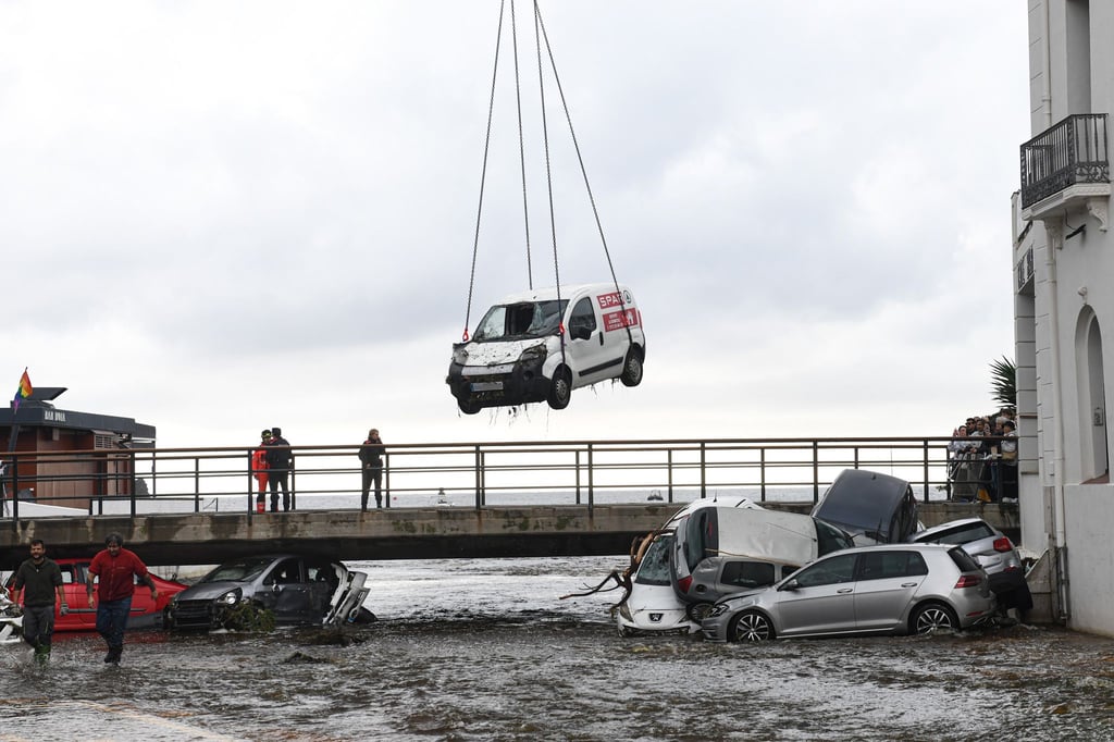 Die Autos werden in Cadaqués bereits geborgen.
