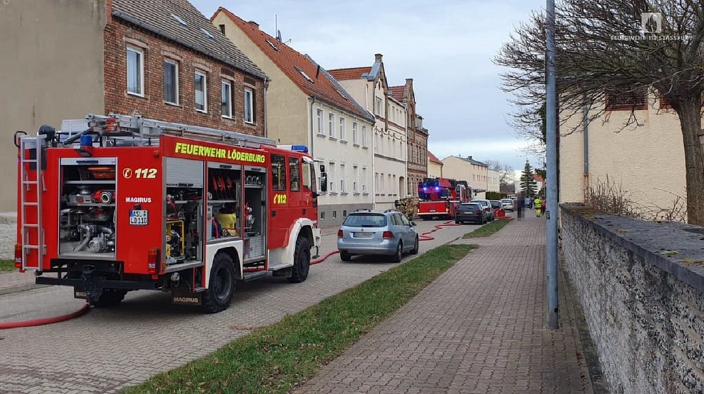 In der Neustaßfurter Straße in Löderburg löschten die Ortswehren Löderburg und Staßfurt im März 2023 einen Wohnungsbrand. Dort wurden sie von einem alkoholisierten Fahrer eines Transporters attakiert.
