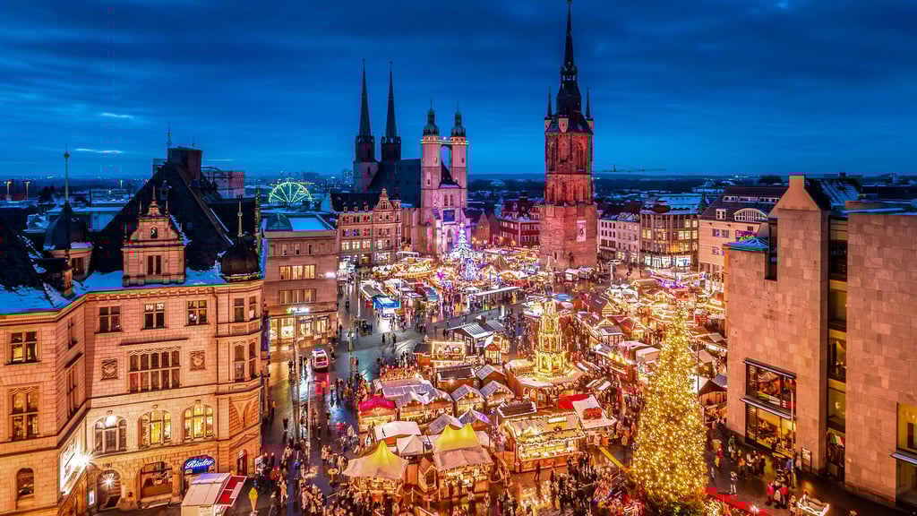In Sachsen-Anhalt – hier ein Archivbild aus Halle – öffnen wieder zahlreiche Weihnachtsmärkte. Alle Infos zu Standorten, Öffnungszeiten und Programm haben wir hier zusammengefasst.