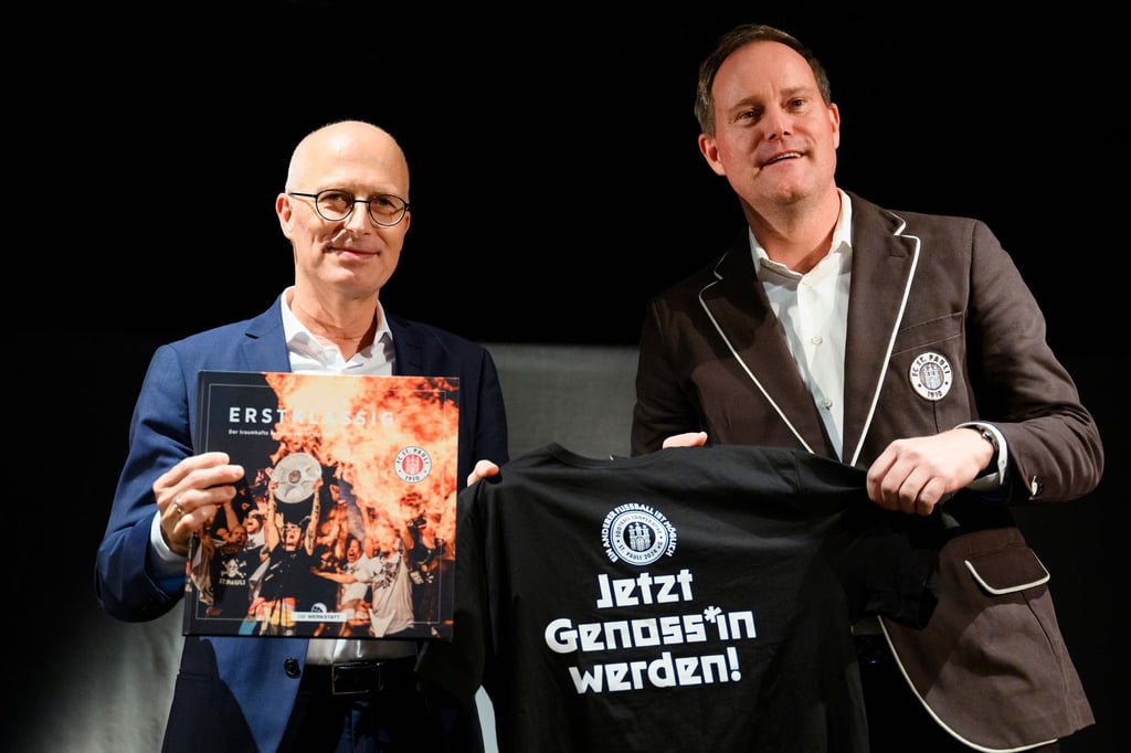 Hamburgs Bürgermeister Peter Tschentscher (l.) und Clubchef Oke Göttlich präsentieren die FCSP-Genossenschaft.