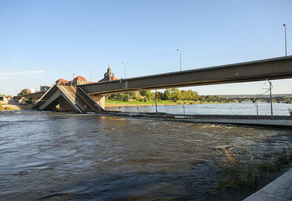 Der Versorger Sachsenenergie prüft aktuell verschiedene Varianten für die Verlegung einer neuen Fernwärmeleitung im Bereich der teilweise eingestürzten Carolabrücke. (Archivbild)