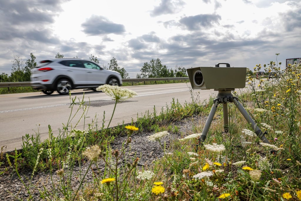 Bei Geschwindigkeitskontrollen auf der A38 wurden 121 Überschreitungen festgestellt. (Symbolbild)
