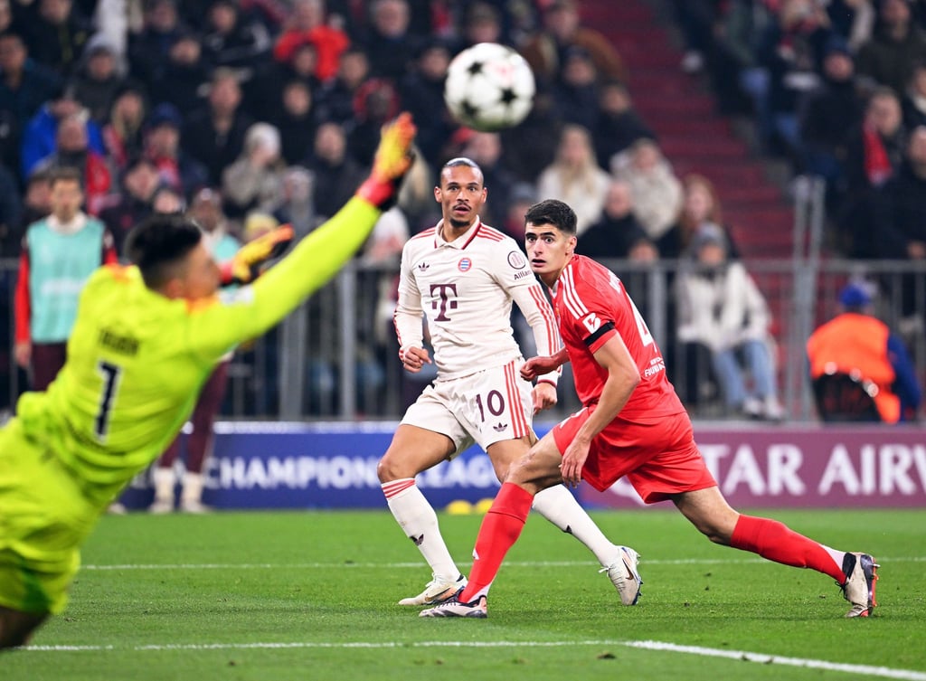 Kehrt er in die Startelf zurück? Gegen Benfica war Leroy Sané (m) stark.