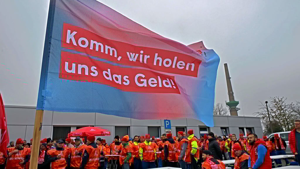 Am Warnstreik vor dem Werkstor bei Novelis in Nachterstedt beteiligen sich bis zu 250 Beschäftigte.