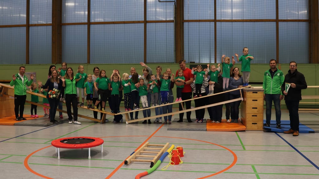 Vorsitzender Tobias Koch (2. von rechts) vom SV Germania Klietz freute sich mit der Kindersportgruppe über die Finanzspritzen von den Stadtwerken Havelberg. Davon wurden neue Sportgeräte angeschafft. Als Dank gab es einen Wimpel für Geschäftsführer Sebastian Horn und Blumen für Assistentin Franziska Olmesdahl.