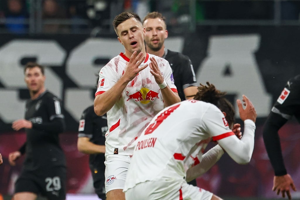 Christoph Baumgartner und Yussuf Poulsen (r.) ärgern sich über eine vergebene Chance.