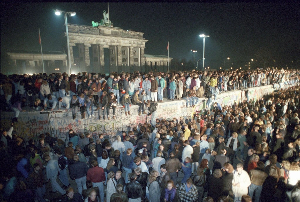 Die Menschen feierten am 9. November vor 35 Jahren auf der Berliner Mauer die Grenzöffnung. (Archivbild)