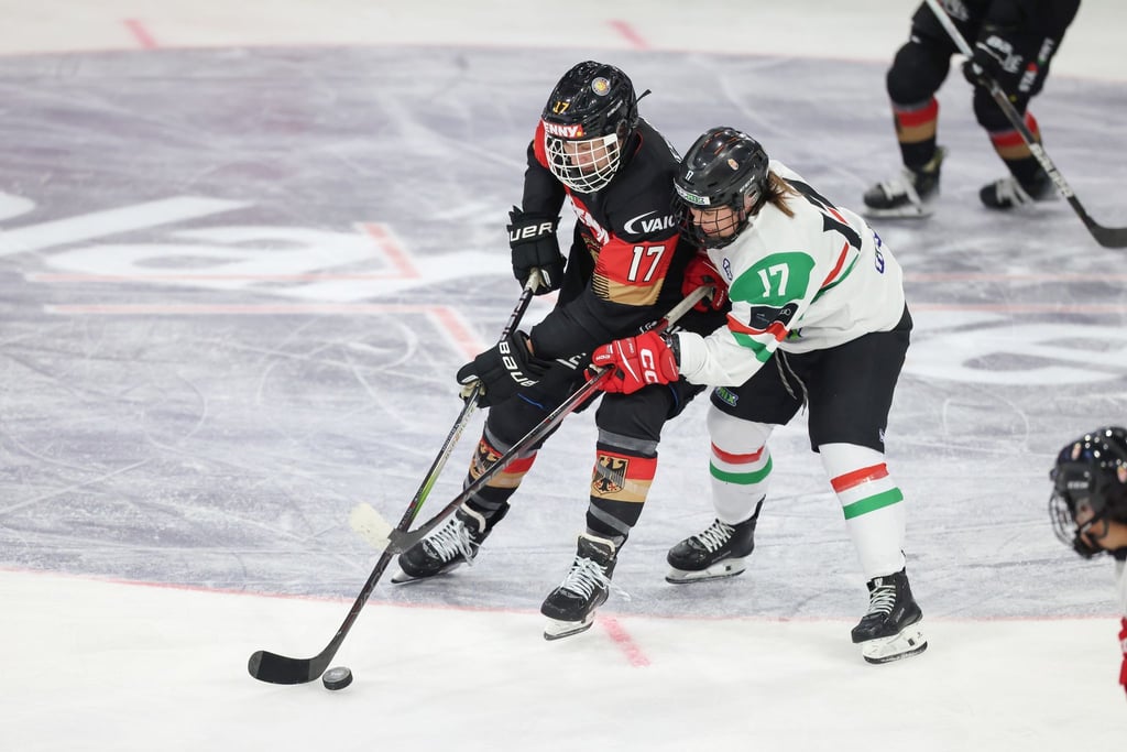 Emily Nix (l) sorgte für den Führungstreffer der deutschen Mannschaft.