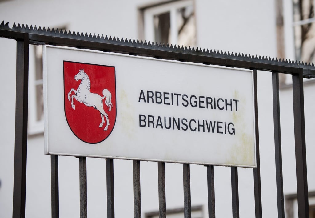 Das Arbeitsgericht Braunschweig muss über mehr als 100 Klagen ehemaliger VW-Führungskräfte gegen den Sparkurs des Autobauers entscheiden. (Archivbild)