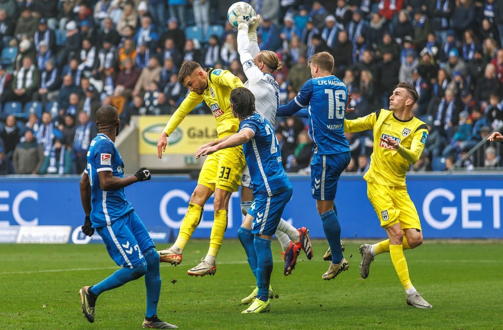 Nur selten war Magdeburgs Torhüter Dominik Reimann (M) gefordert.