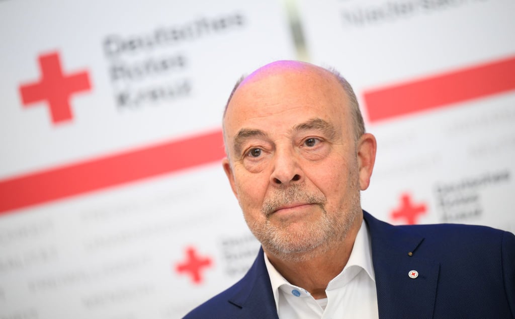 DRK-Landespräsident Hans Hartmann fordert angesichts zunehmender Bedrohungen eine Verbesserung des Katastrophenschutzes. (Archivbild)