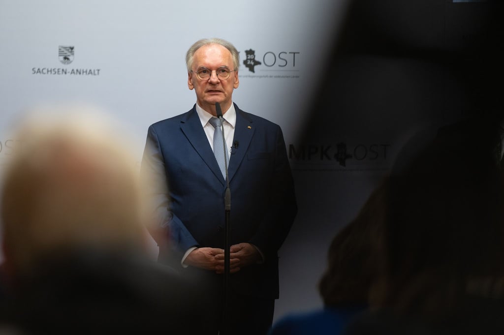 Für seine Bemühungen um die ärztliche Versorgung hat die Ärztekammer Sachsen-Anhalt Ministerpräsident Reiner Haseloff (CDU) das Ehrenzeichen verliehen.