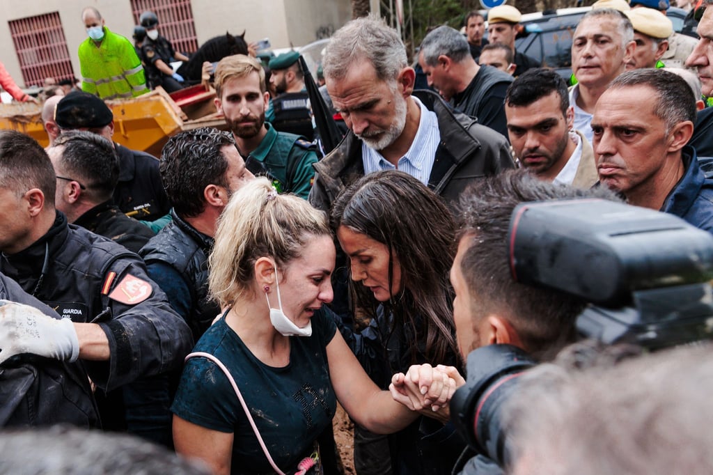 König Felipe und Königin Letizia sprachen in Paiporta mit Menschen. (Archivbild)