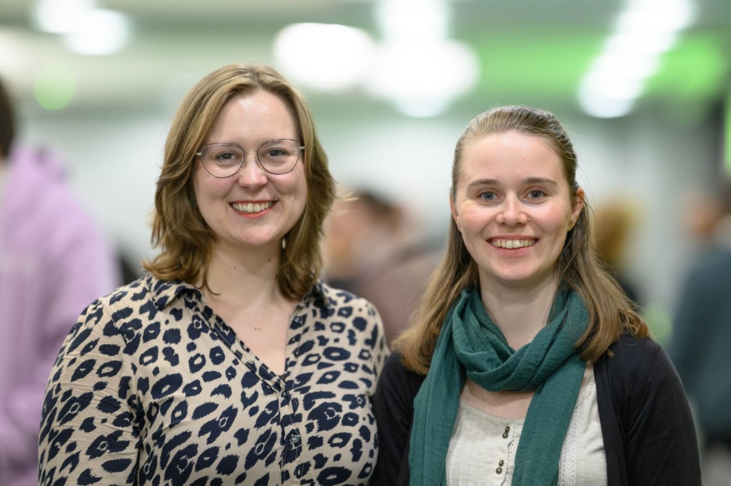 Josephine Assmus (l) steht nun gemeinsam mit Franziska Tell an der Spitze der Bremer Grünen.