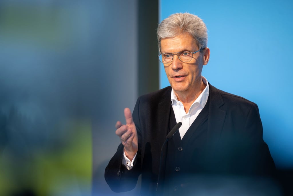 Thüringens geschäftsführender Bildungsminister Helmut Holter (Linke) dringt auf ein Vorankommen bei wichtigen Bildungsthemen. (Archivbild)