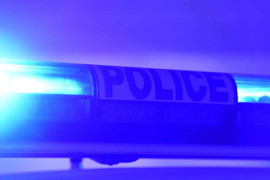 Die Polizei ist mit Blaulicht zu einem Einsatzort unterwegs.