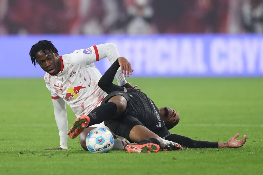 Zähes Spiel: RB-Verteidiger El Chadaille Bitshiabu und Gladbachs Alassane Plea im Duell