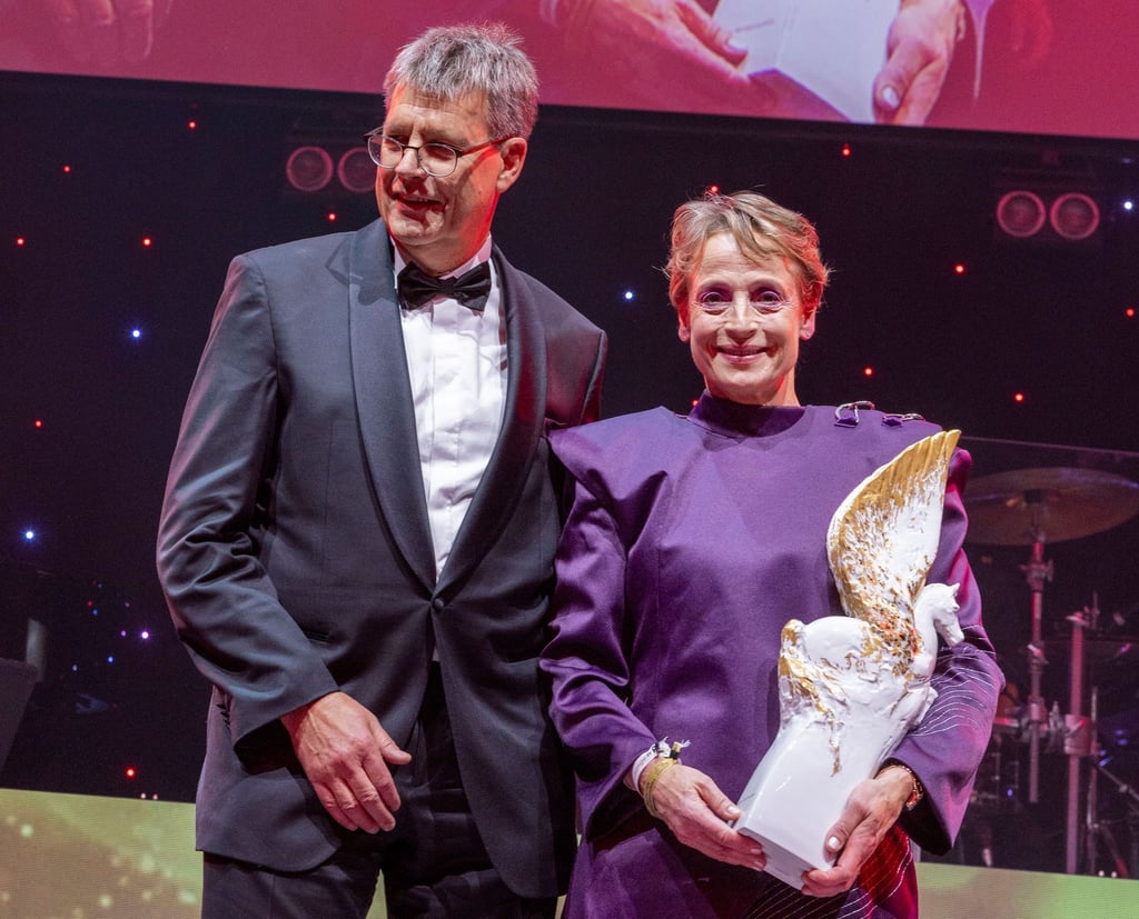 Der Präsident des Deutschen Olympischen Sportbundes, Thomas Weikert, überreichte Dressurreiterin Isabell Werth den Preis für die „Legende des Sports“.