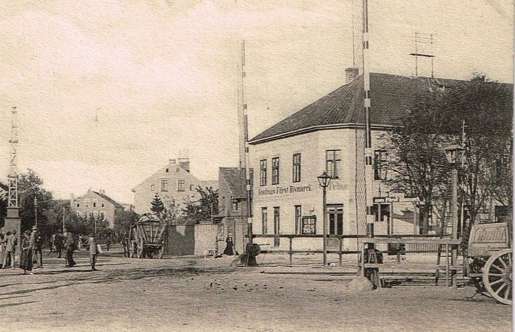 Der Gasthof „Fürst Bismarck“ der Eigentümer-Familie Fehse auf einer alten Fotografie, im Vordergrund der Bahnübergang.