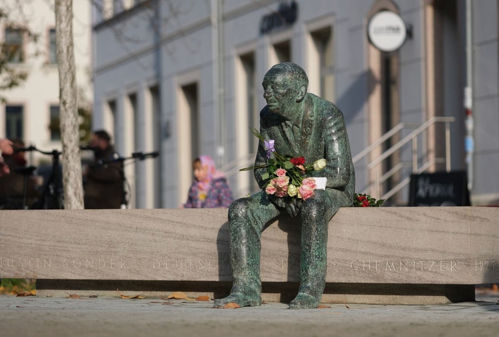 Die Bronzeplastik „Bank für Justin Sonder“ wurde von der Rostocker Künstlerin Julia Kausch und dem Chemnitzer Steinmetz Till Apfel geschaffen.