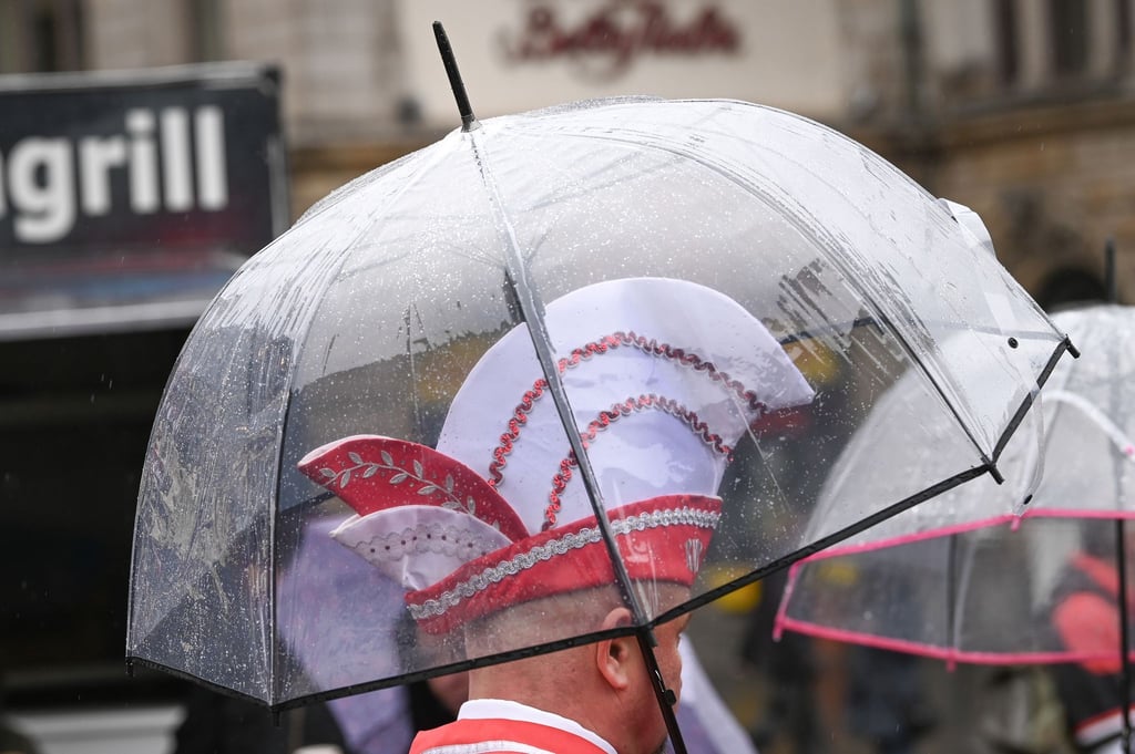 Zu Beginn der „Fünften Jahreszeit“ müssen Menschen in vielen Regionen Deutschlands mit Regen rechnen. (Symbolbild)