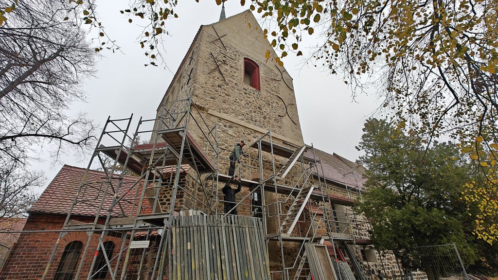 Stück für Stück bauen Kollegen der Firma Ristok Gerüstbau am Montag das Gerüst an der Südfassade des Kirchturms ab. Sie wurde seit September in rekordverdächtigem Tempo saniert.