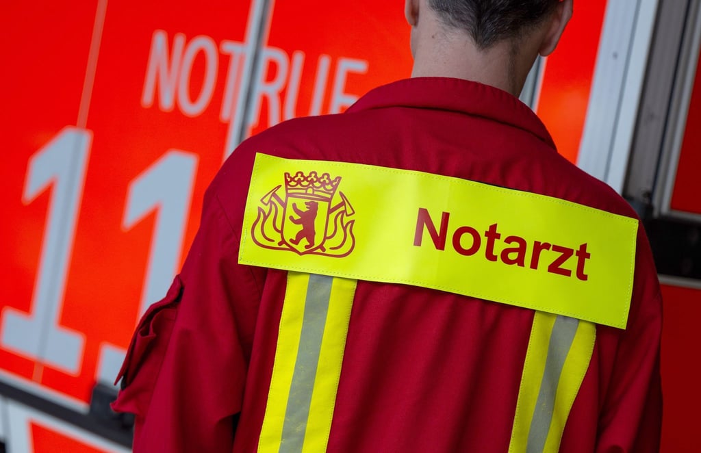 Ein Radfahrer wird beim Zusammenstoß mit einem Auto lebensgefährlich verletzt. (Symbolfoto)