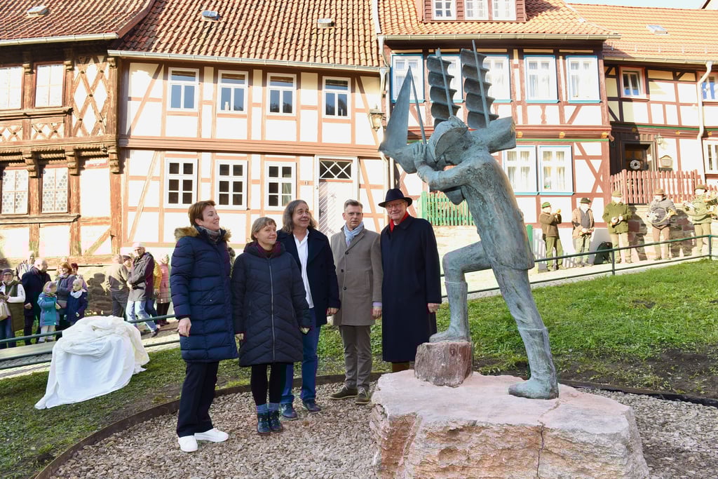 Bildhauer Thomas Jastram (Mitte) mit den Mitgliedern des Fördervereins Ina Mencke, Heidi Nenoff, Jens Waschau und Michael Muster (v.li.) an Stolbergs jüngstem Denkmal. Es zeigt Johann Gottfried Schnabel, den Autor des Romans "Insel Felsenburg".