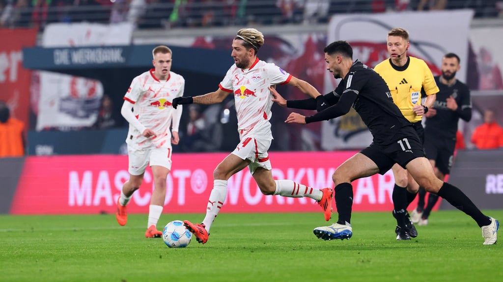 Flink: Kevin Kampl gegen Tim Kleindienst.