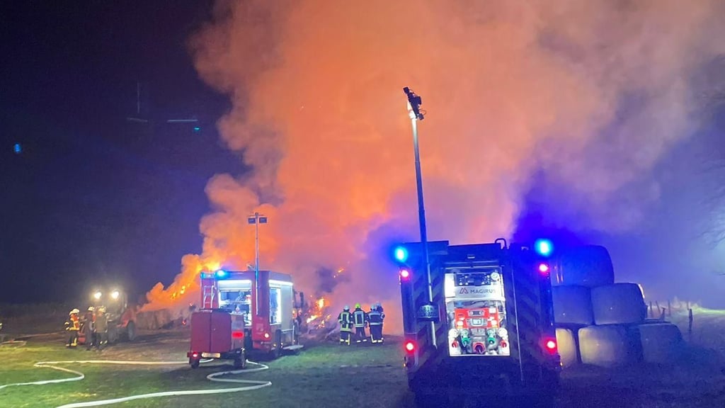Ein Großbrand in Zerbst beschäftigt mehr als 50 Einsatzkräfte der Feuerwehr seit dem späten Samstagabend.