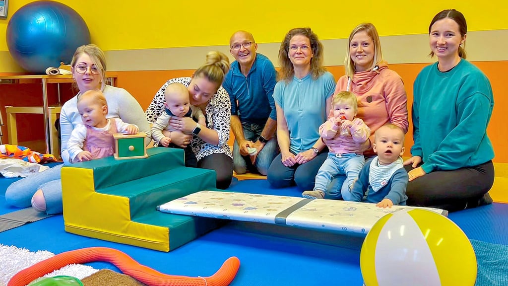 Agnes Bartossek (3.v.r.) bietet seit 18 Jahren Pekip-Kurse im Klinikum Merseburg an. 1.000 Kinder und ihre Eltern hat sie schon betreut. Und das Interesse ist nach wie vor groß. Anmeldungen sollten gleich nach der Geburt erfolgen.