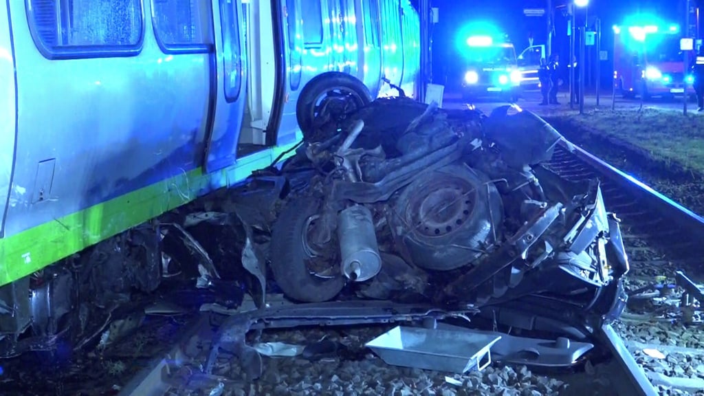 Bei einem Zusammenstoß zwischen einem Auto und einer Straßenbahn ist der Fahrer des Autos schwer verletzt worden.