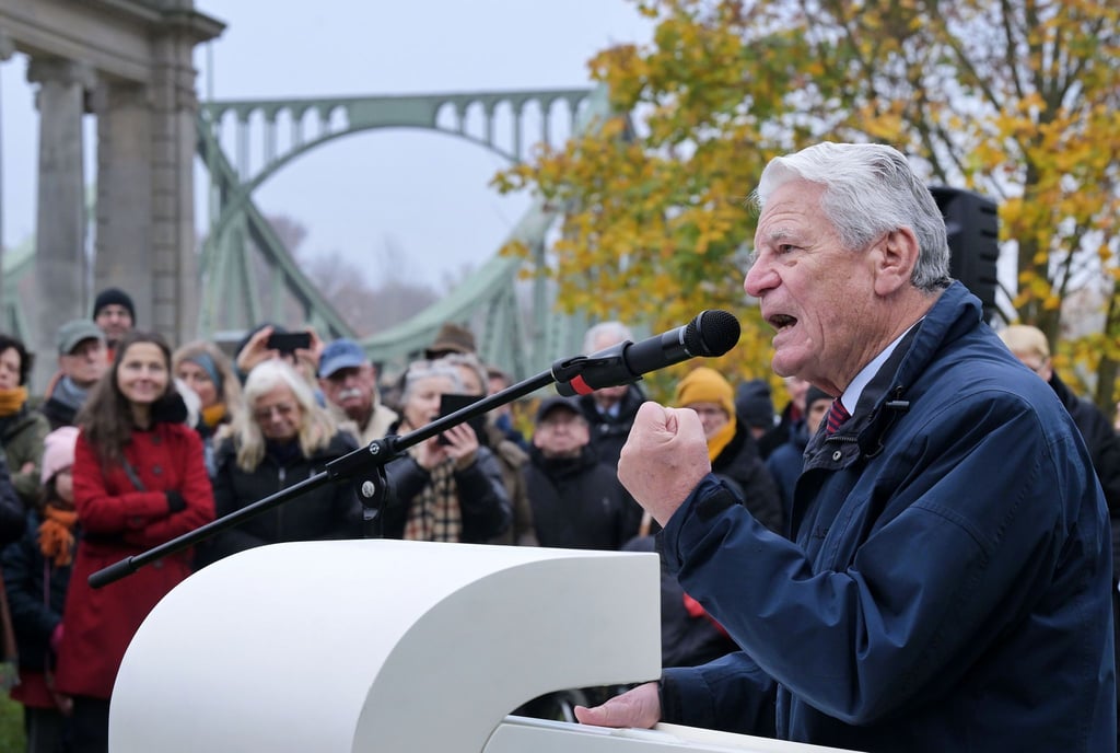 Mauerfall-Gedenken: Altbundespräsident Joachim Gauck an der Glienicker Brücke in Potsdam. Der Grenzübergang dort wurde erst am 10. November, einen Tag nach dem Fall der Berliner Mauer, geöffnet.