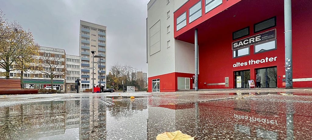 Der Lily-Herking-Platz am Alten Theater in Dessau.