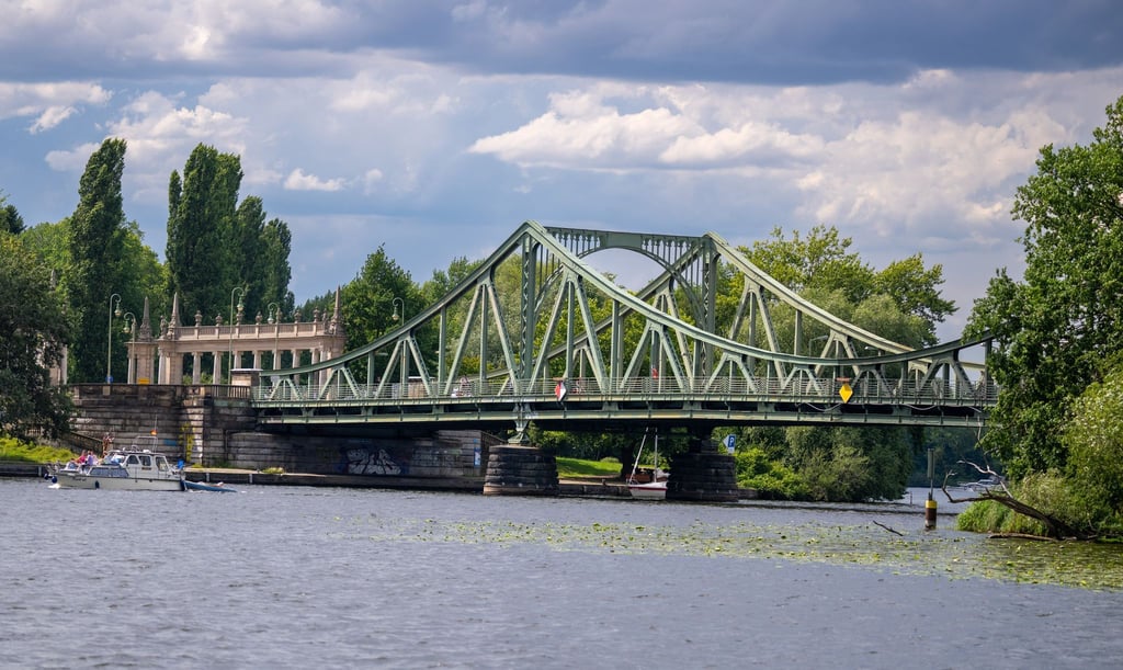 Die Glienicker Brücke zwischen Berlin und Potsdam ist ein Symbol der deutschen Teilung. Vor 35 Jahren, am 10. November 1989, gingen dort die Schlagbäume auf. (Archivbild)