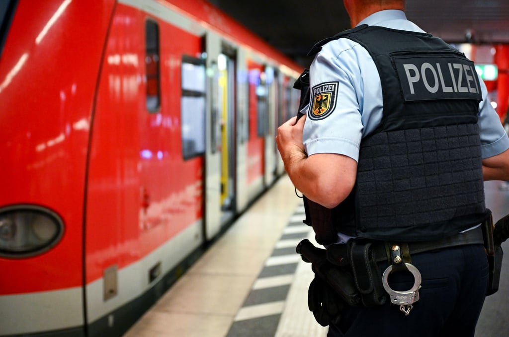 Die Polizei ermittelt, weil ein Rasenmäher und Betonteile auf die Gleise gelegt wurden. (Archivbild)