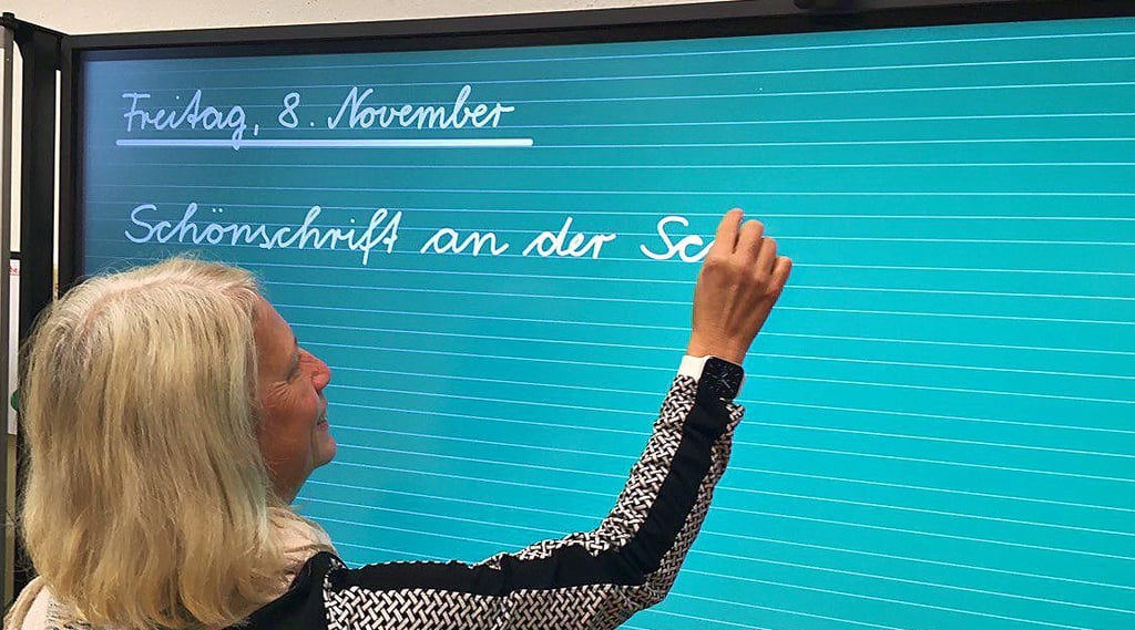 Stellvertretende Schulleiterin der Grundschule Pestalozzi in Burg, Ute Rauch, demonstriert die Schulausgangsschrift.