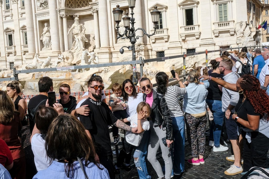 Touristen am Trevi-Brunnen - Massentourismus ist ein großes Problem in Italien. (Archivbild)