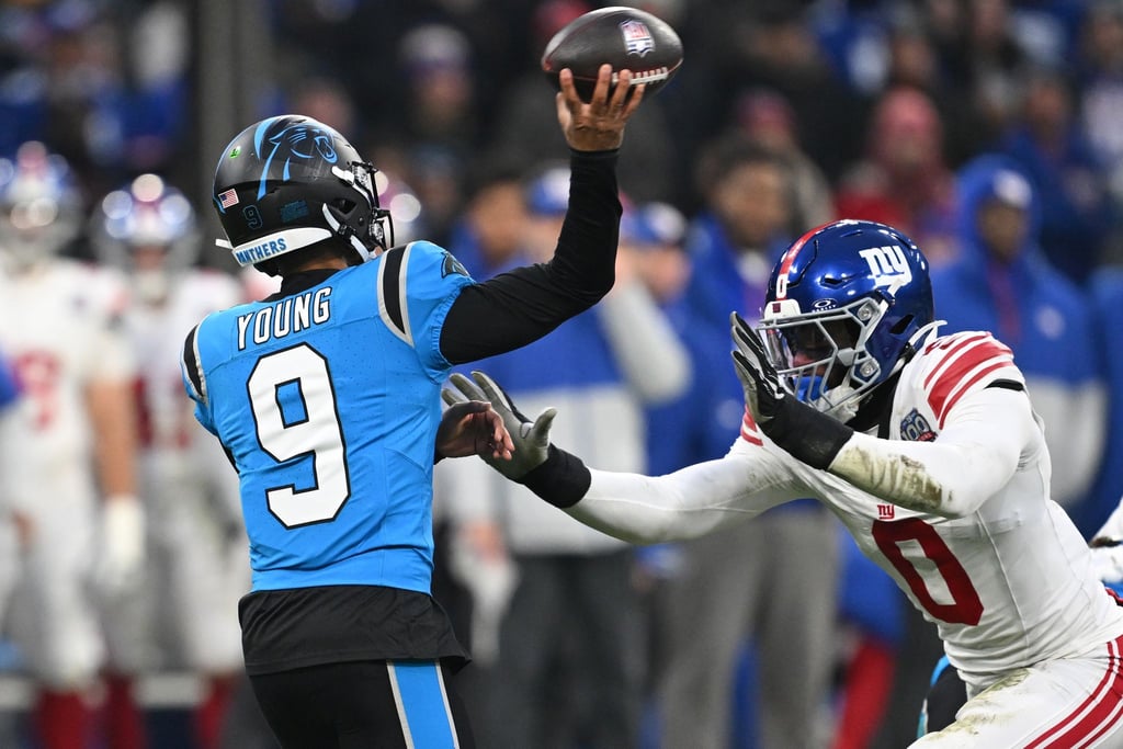 Panthers-Quarterback Bryce Young mit einem Passversuch.