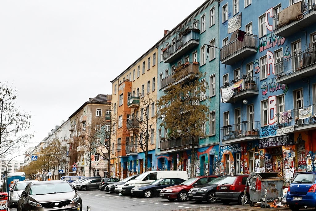 Das zum Teil besetzte Gebäude in der Rigaer Straße gilt als Symbol der linksradikalen Szene. (Archivbild)