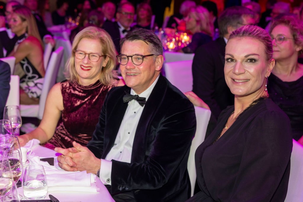 Maria Höfl-Riesch (r) sprach am Rande des Sportpresseballs über ein mögliches Comeback von Lindsey Vonn.