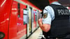 Ein Bundespolizist steht am Bahnhof. In einem Regionalexpress auf dem Weg von Magdeburg nach Burg fiel den Beamten nun ein Schulschwänzer in die Hände, der in Sachsen-Anhalt gesucht wurde.&nbsp;&nbsp;